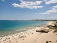 Piaszczysta plaża z parasolami w Burgas Beach