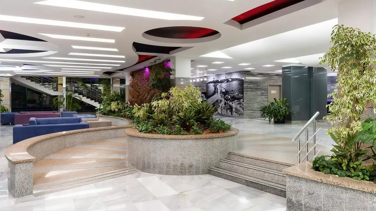Nowoczesne i przestronne lobby w Burgas Beach