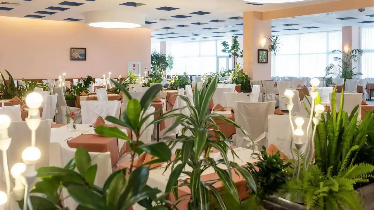 Elegancka restauracja w Burgas Beach z nakrytymi stołami