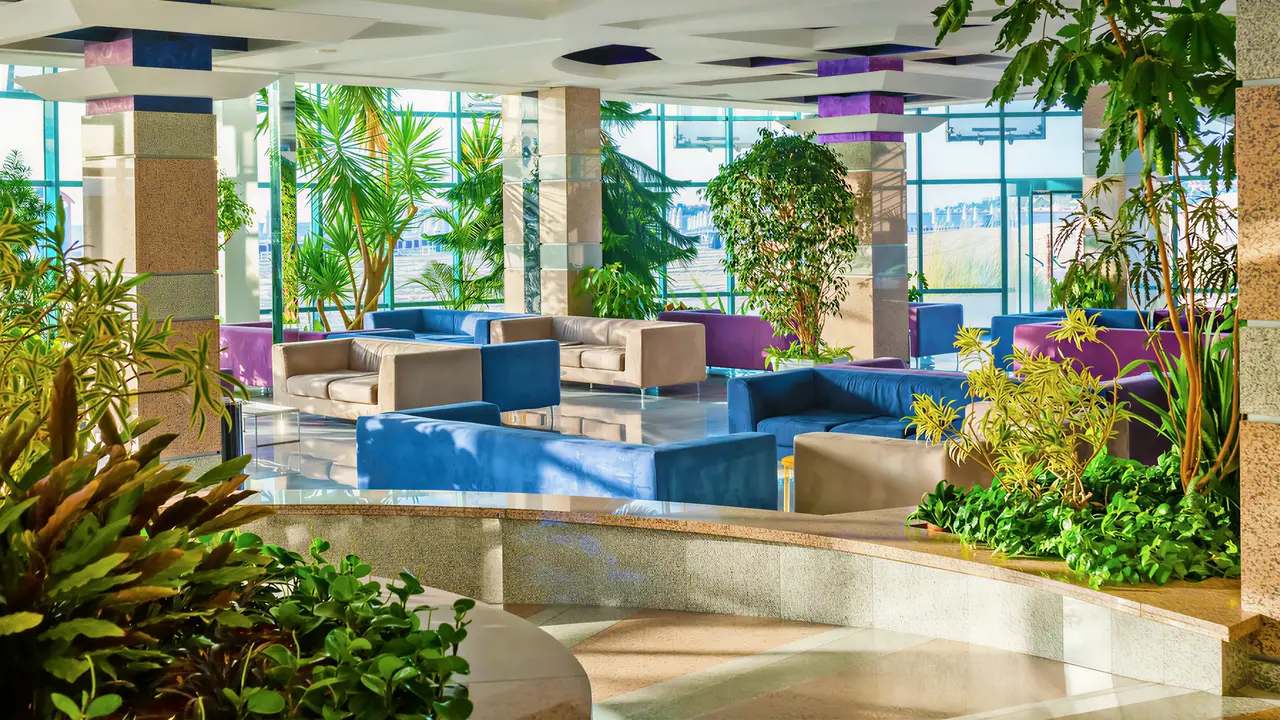 Wnętrze reprezentacyjnego lobby w Burgas Beach