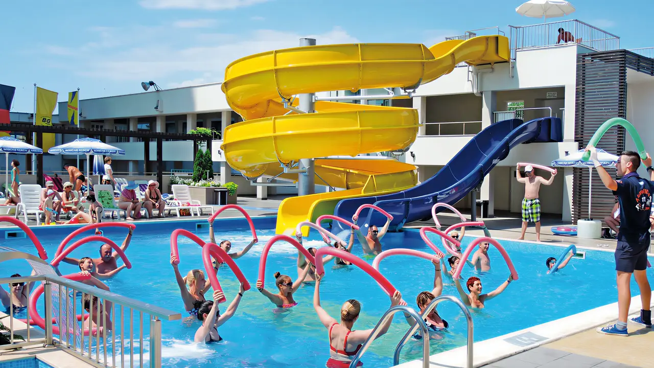 Zjeżdżalnie wodne i basen w Burgas Beach