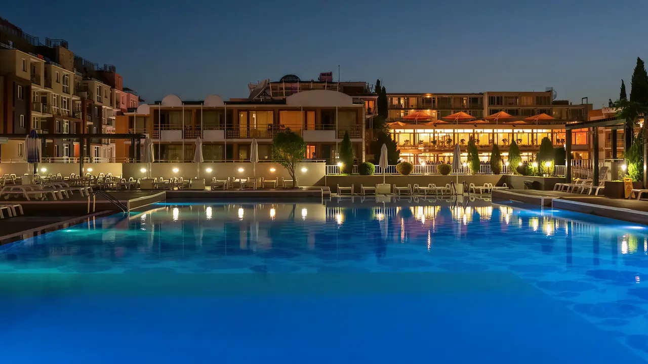 Podświetlany basen w hotelu Burgas Beach po zmroku