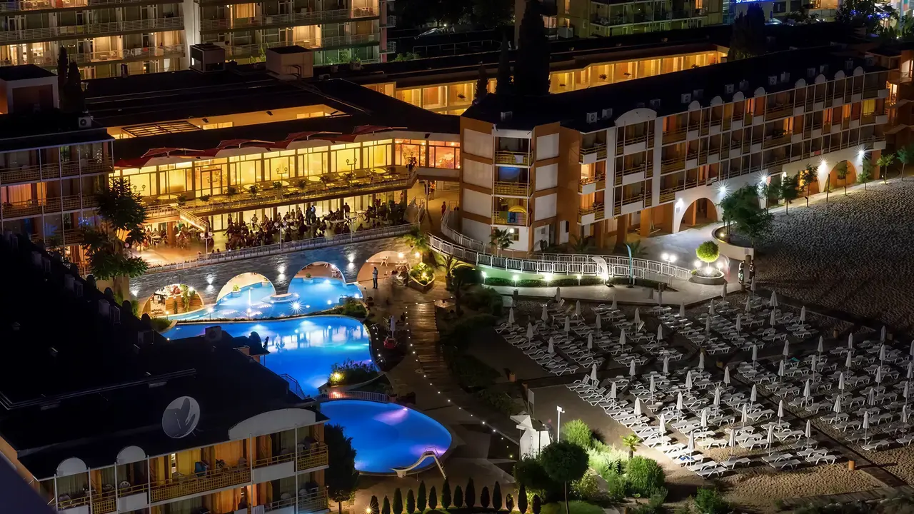 Nocny widok na kompleks hotelowy Burgas Beach