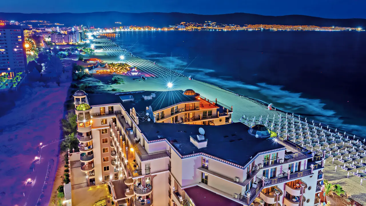 Wieczorny widok na kompleks Burgas Beach przy plaży