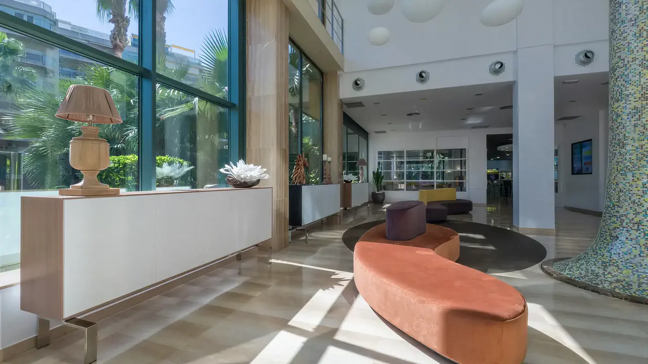 Nowoczesne wnętrze lobby w California Palace