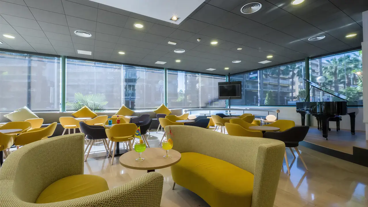 Wewnętrzny salon z kanapami w California Palace