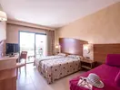 Pokój z łóżkami w hotelu California Palace