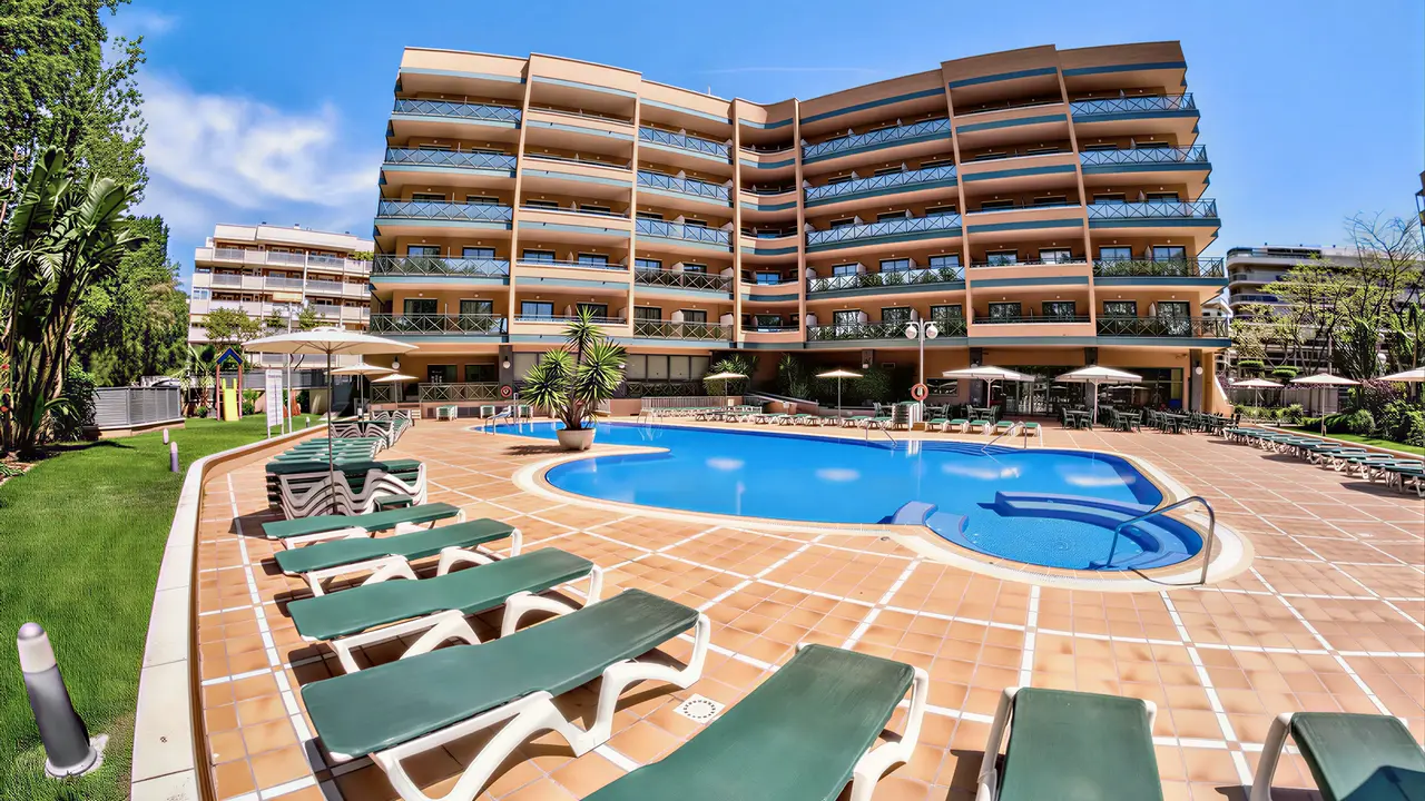 Basen i leżaki w hotelu California Palace