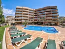 Basen i leżaki w hotelu California Palace