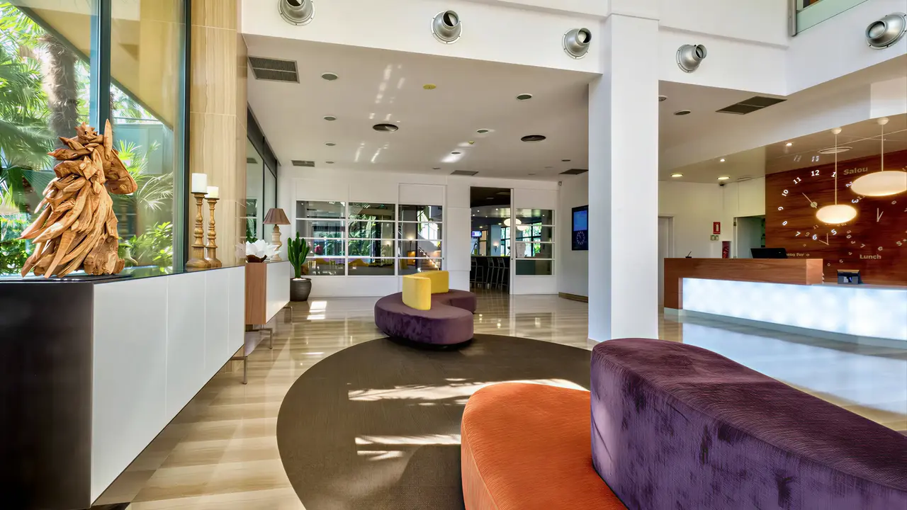Nowoczesne lobby w California Palace z kolorowymi sofami