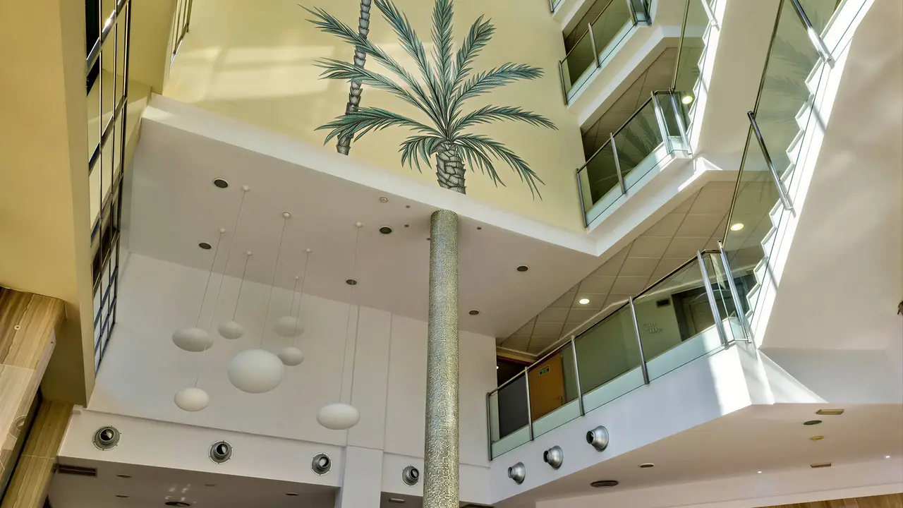 Nowoczesne wnętrze lobby w California Palace