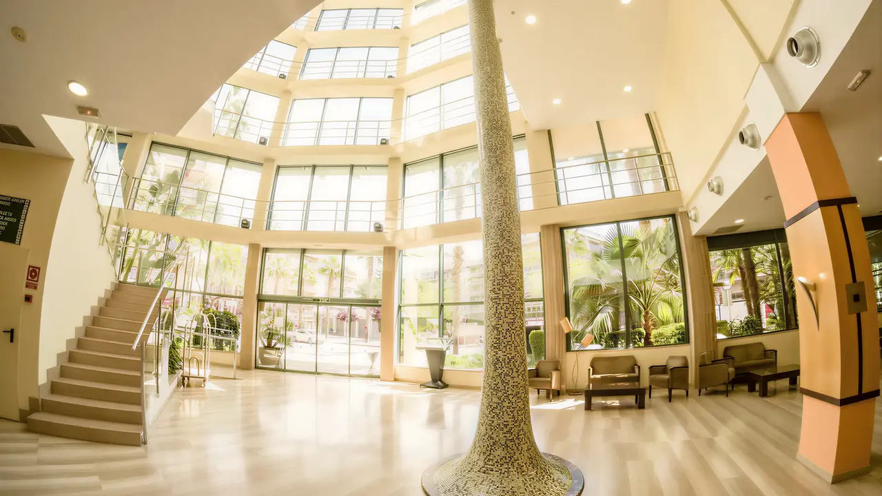 Jasne i przestronne lobby w California Palace