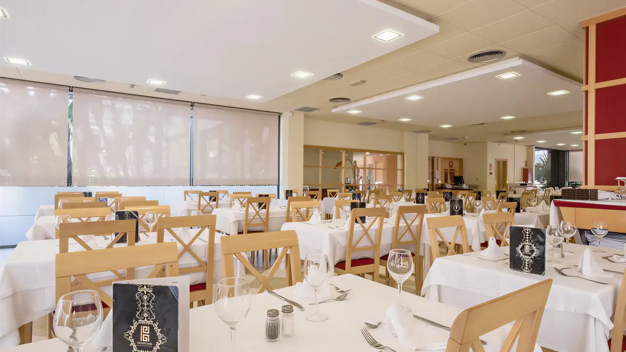 Restauracja w California Palace z ustawionymi białymi stołami