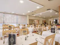 Restauracja w California Palace z ustawionymi białymi stołami