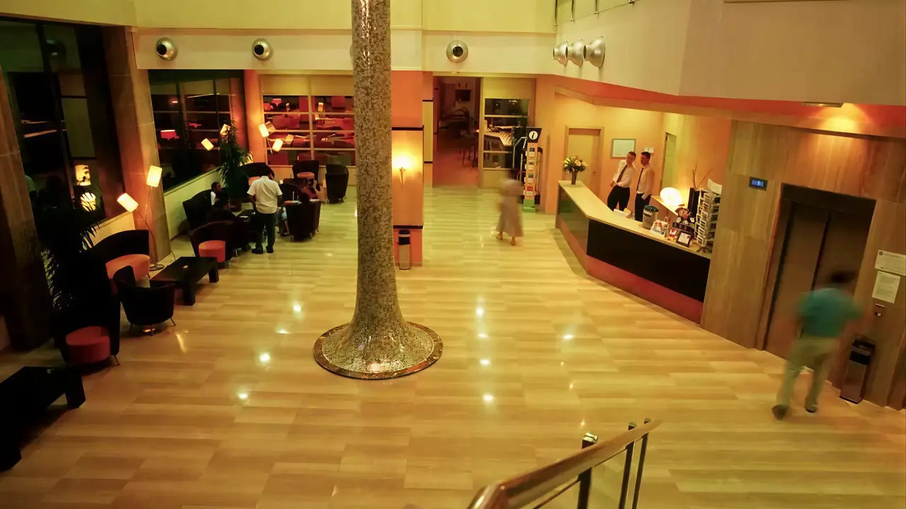 Wnętrze lobby w California Palace z recepcją
