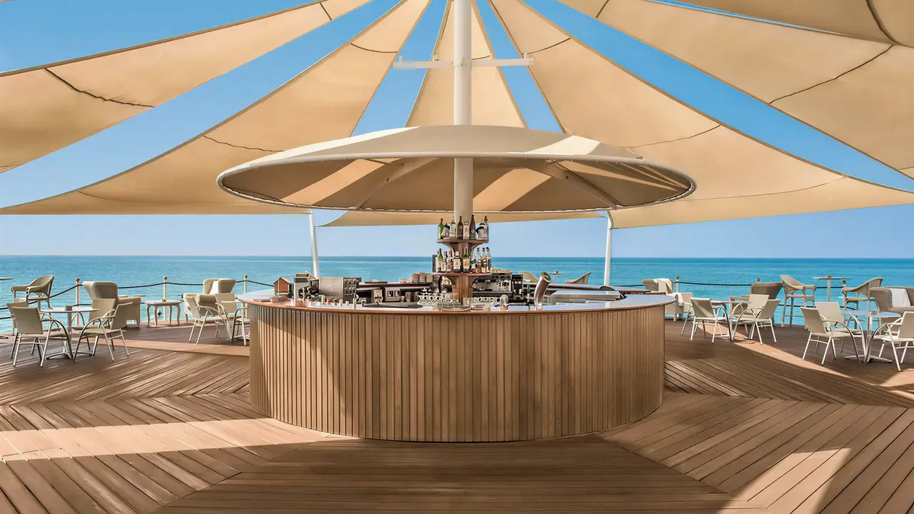 Okrągły bar na tarasie w Calista Luxury