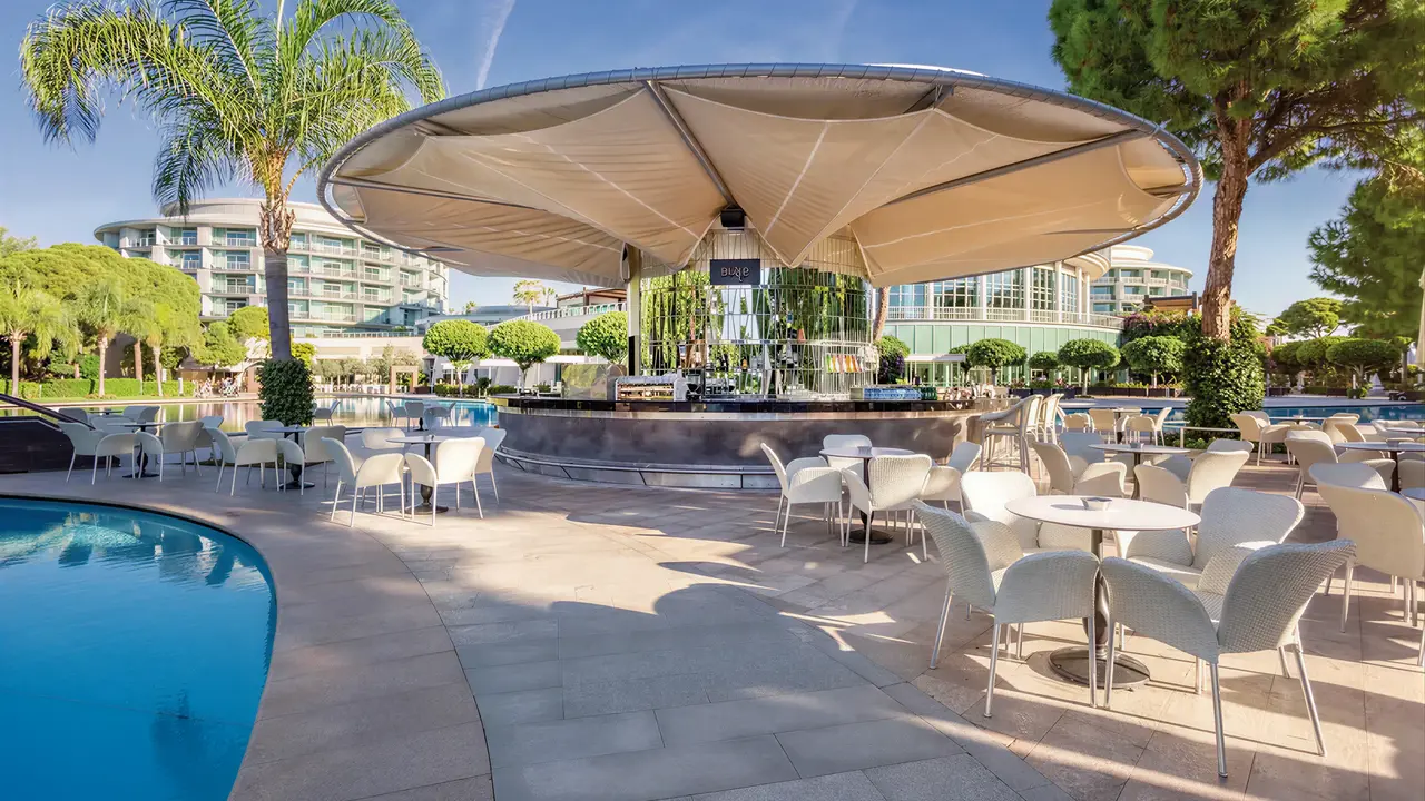 Bar przy basenie w hotelu Calista Luxury