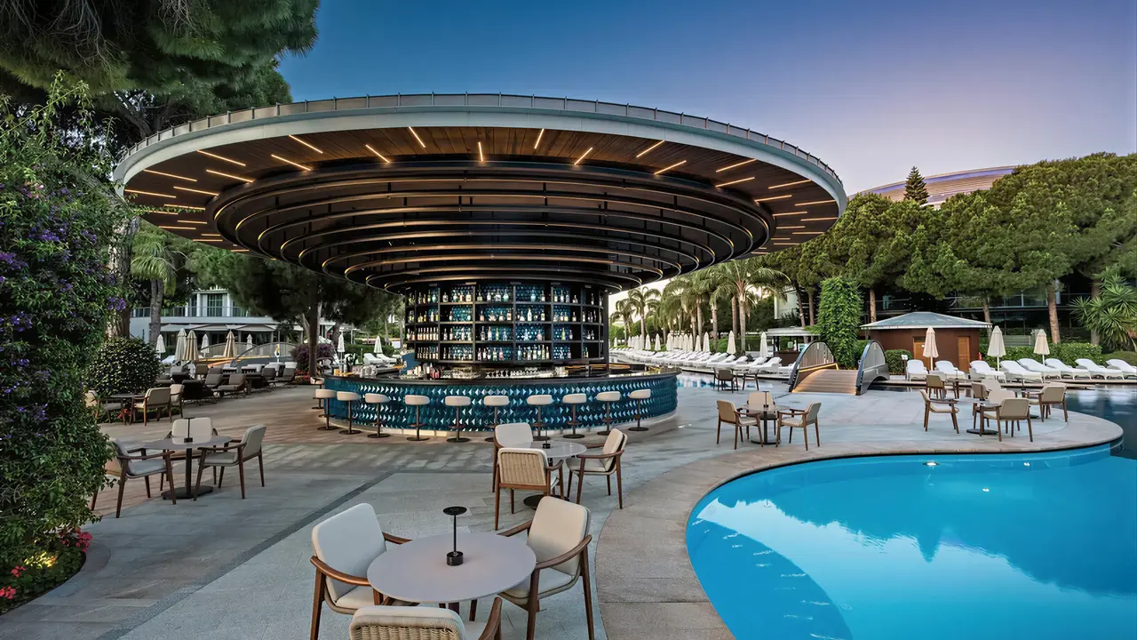 Nowoczesny bar przy basenie w Calista Luxury