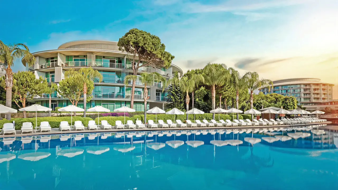 Basen z leżakami w hotelu Calista Luxury