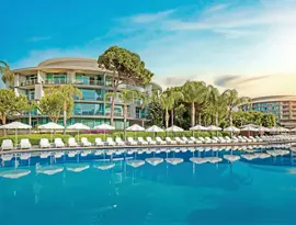 Basen z leżakami w hotelu Calista Luxury