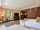 Przytulny pokój z łóżkiem w Calista Luxury