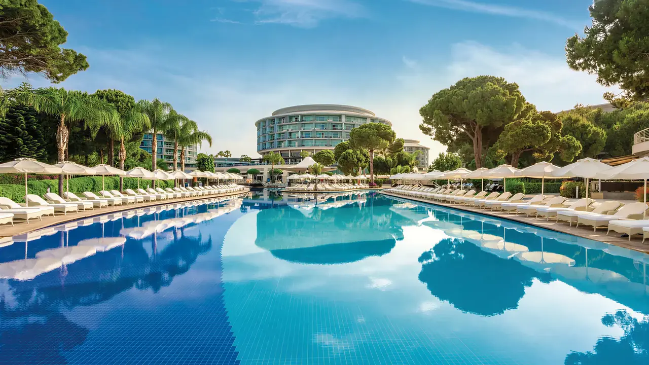 Basen z leżakami w Calista Luxury