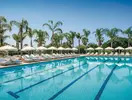 Basen z leżakami i parasolami w Calista Luxury