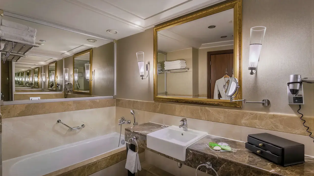 Łazienka w obiekcie Calista Luxury z wanną i umywalką