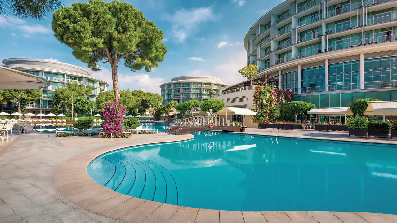 Basen w hotelu Calista Luxury z widokiem na budynki
