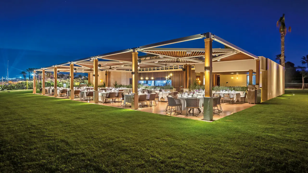 Elegancka restauracja na zewnątrz w Calista Luxury