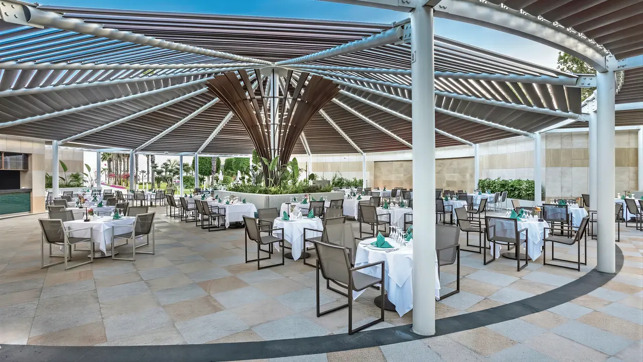 Restauracja na świeżym powietrzu w Calista Luxury