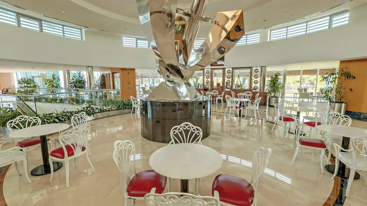 Wnętrze lobby w Calista Luxury z białymi stolikami