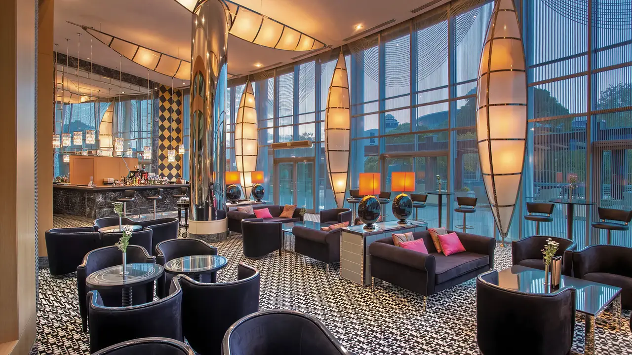 Elegancki lobby z salonem w Calista Luxury