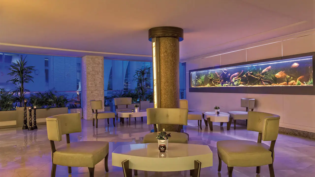 Wnętrze lobby z akwarium w Calista Luxury