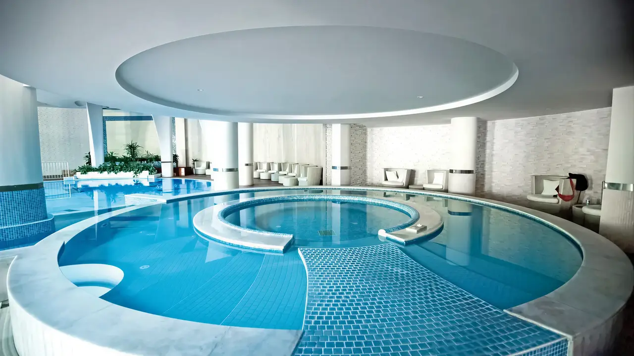 Kryty basen i jacuzzi w Calista Luxury
