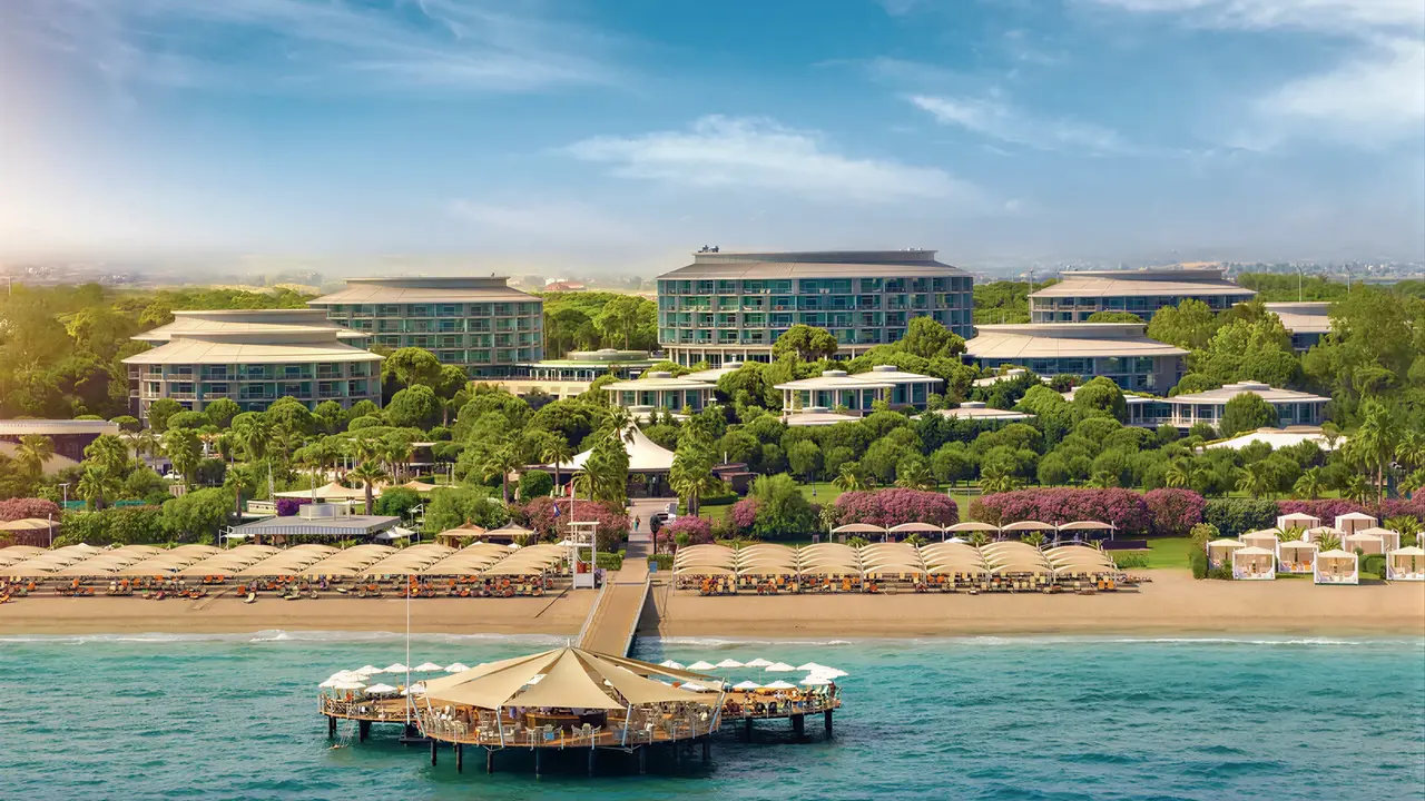 Widok na kompleks budynków Calista Luxury i plażę