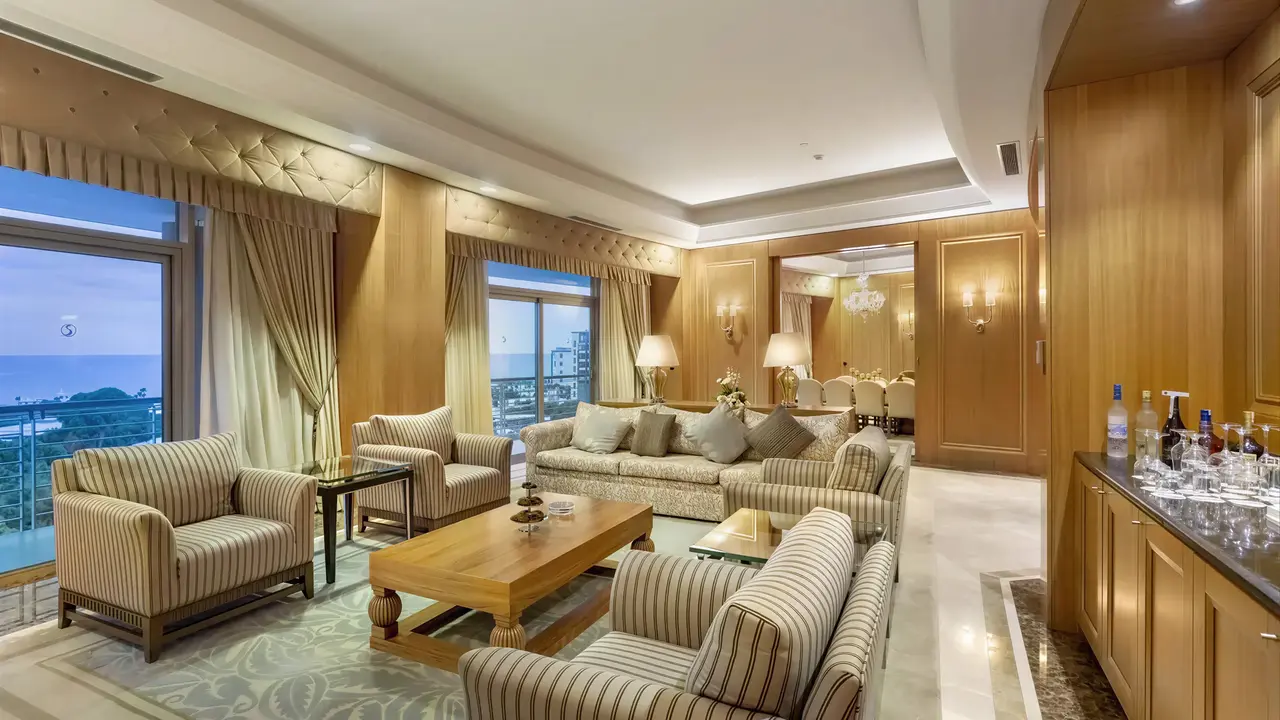 Elegancki salon w pokoju gościnnym Calista Luxury