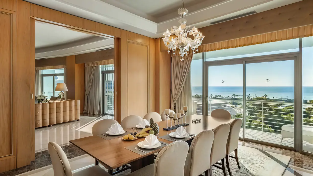 Jadalnia w apartamencie Calista Luxury z widokiem na morze