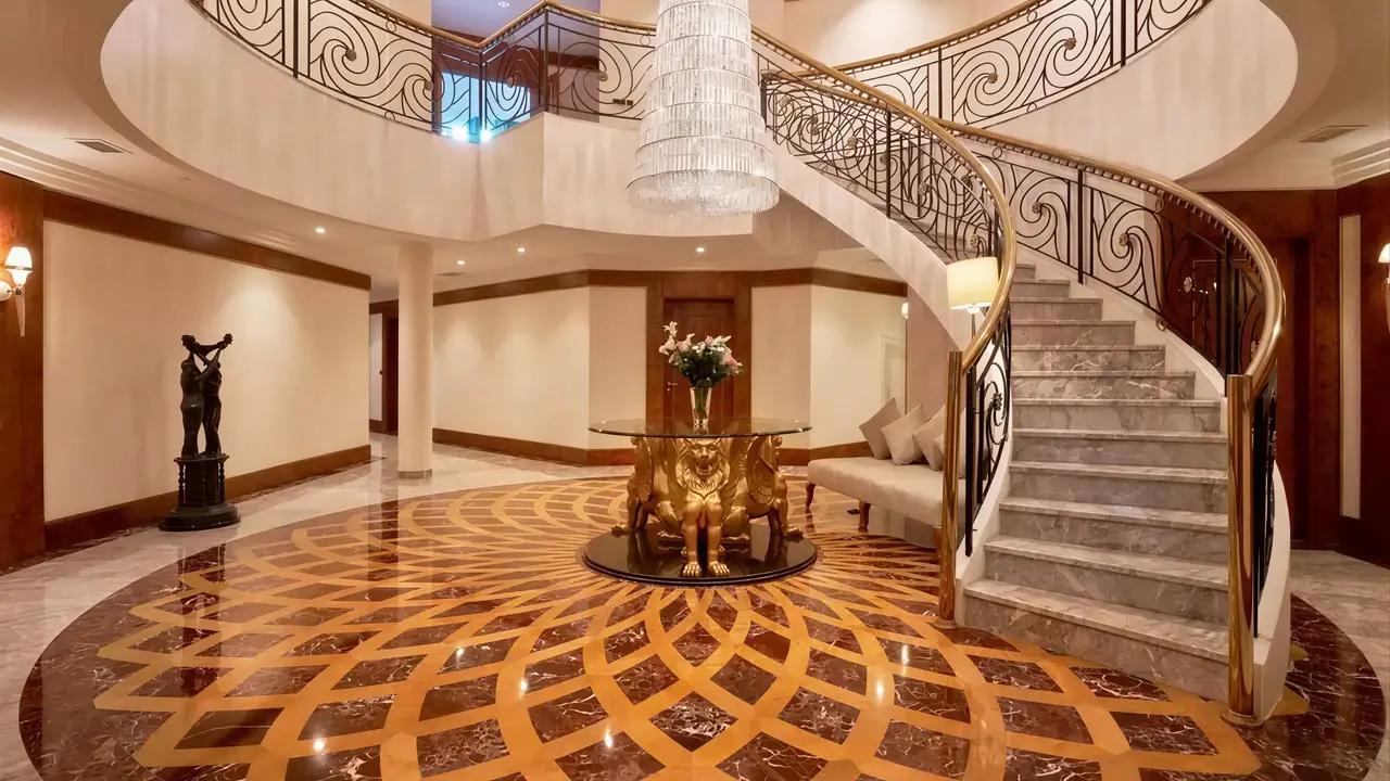 Eleganckie wnętrze lobby w Calista Luxury z schodami