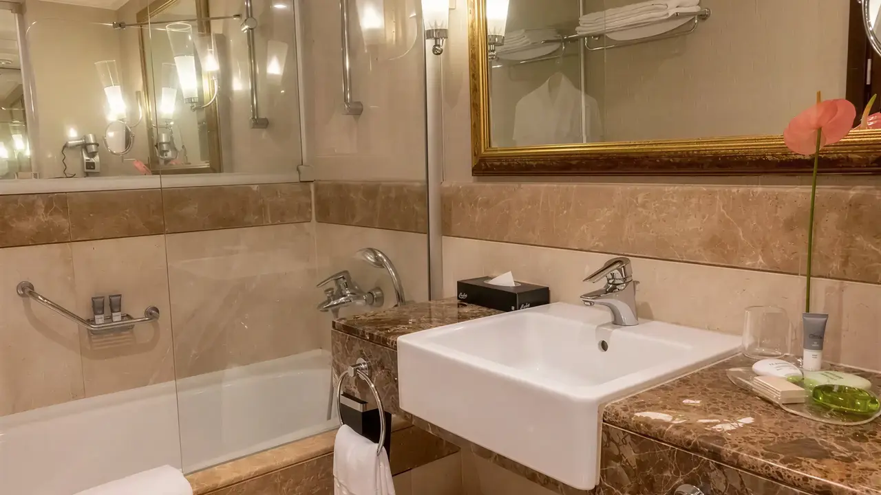 Łazienka w hotelu Calista Luxury z białą wanną