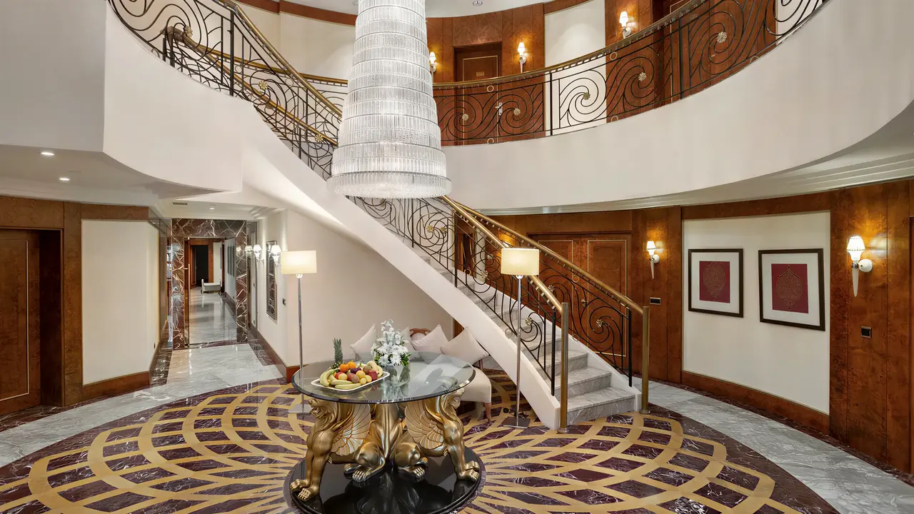 Eleganckie lobby z żyrandolem w Calista Luxury