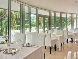 Elegancka restauracja w Calista Luxury z białymi stołami