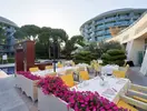 Elegancka restauracja na zewnątrz w Calista Luxury