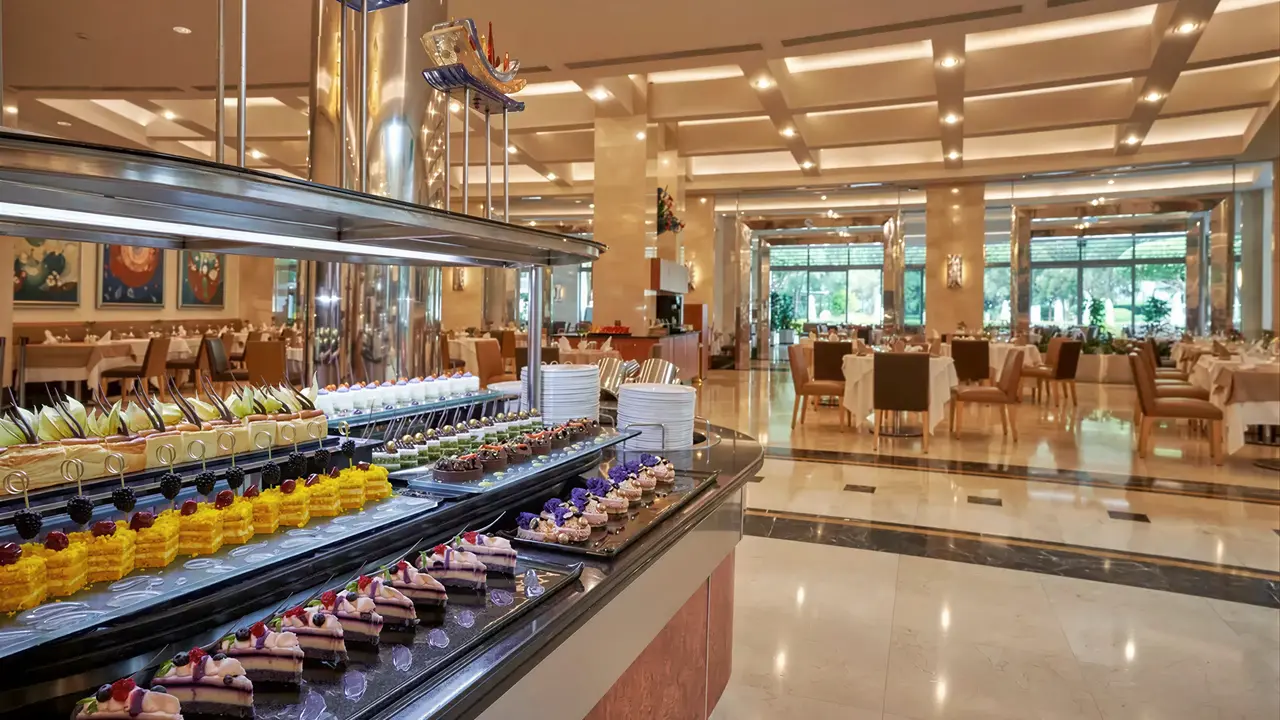 Bufet z deserami w hotelu Calista Luxury
