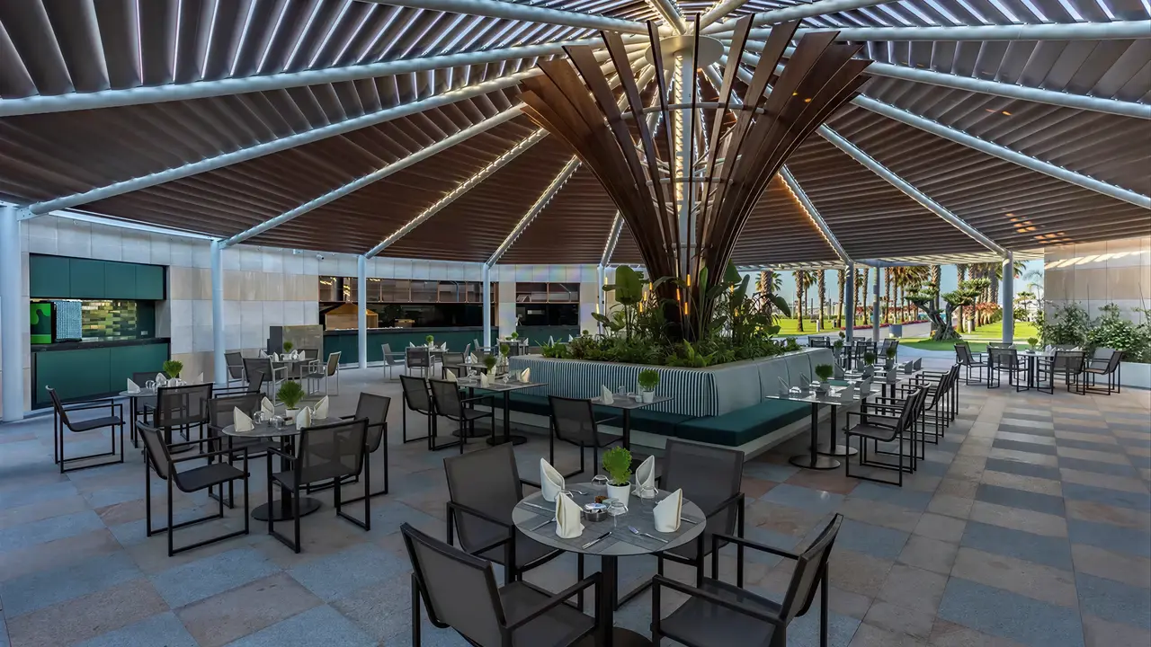 Restauracja w Calista Luxury z nowoczesnymi stolikami
