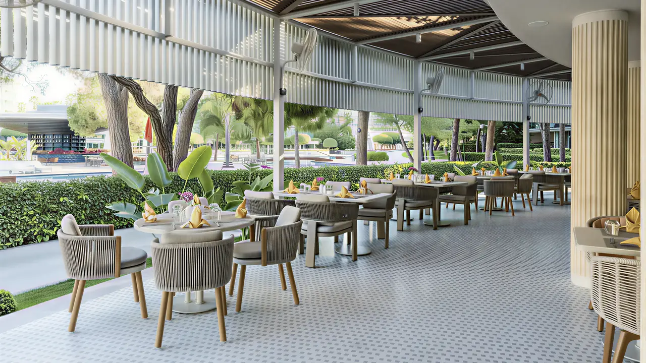 Stolik restauracyjny na tarasie w Calista Luxury
