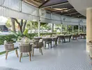 Stolik restauracyjny na tarasie w Calista Luxury