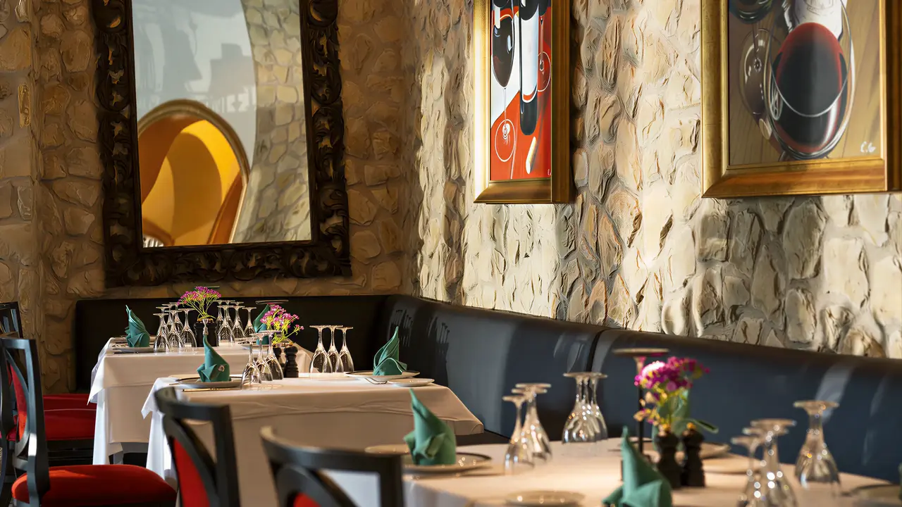 Elegancka restauracja w Calista Luxury z nakrytym stołem