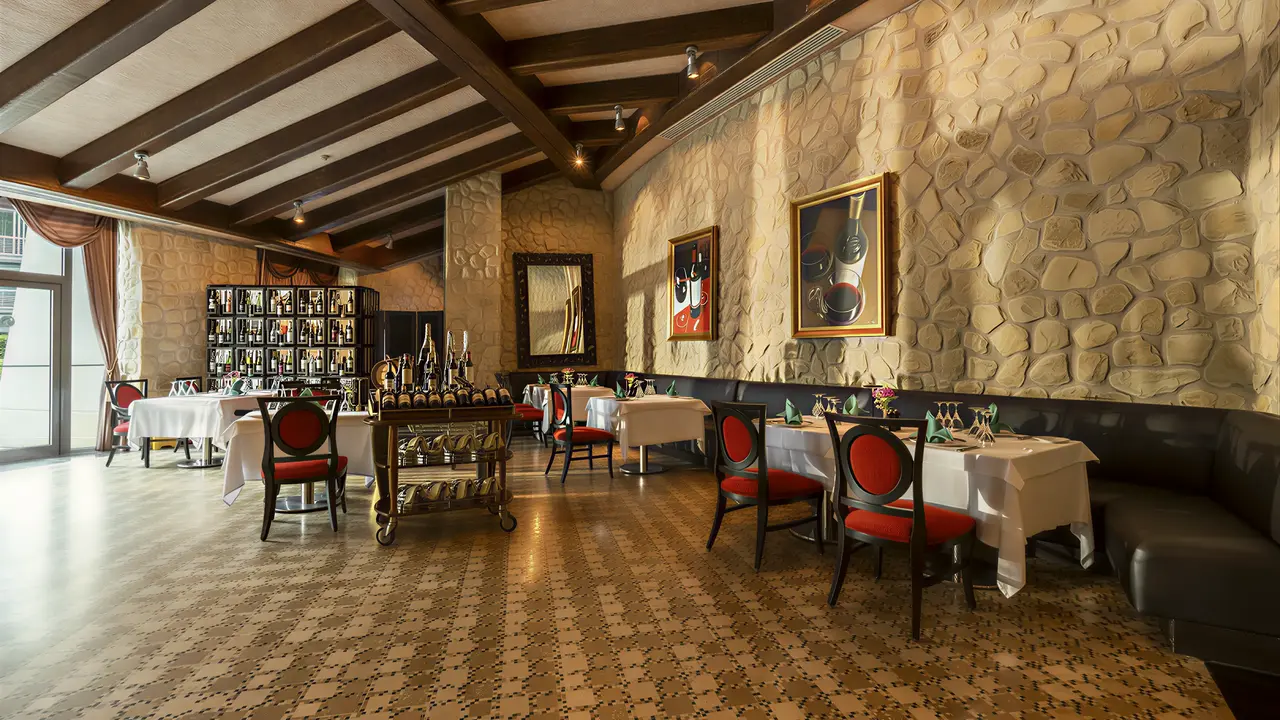 Elegancka restauracja w Calista Luxury z kamienną ścianą