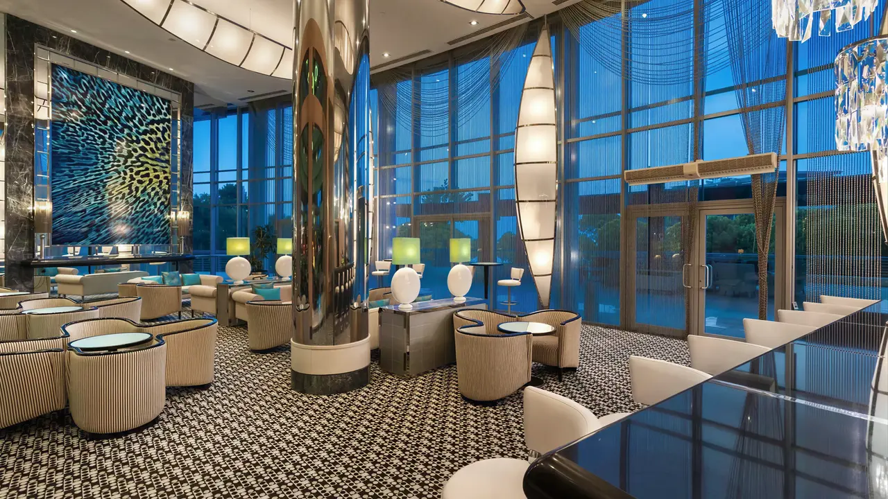 Nowoczesne wnętrze lobby w Calista Luxury